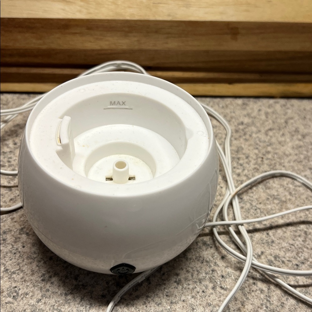 Small White Spherical Oil Diffuser - Picture 3 of 3